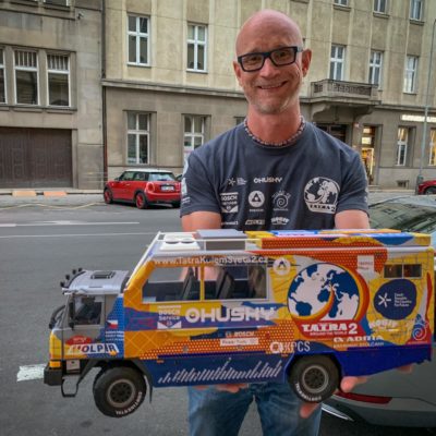 Hlavní náčelník a organizátor Tatry kolem světa 2 Marek Havlíček s modelem